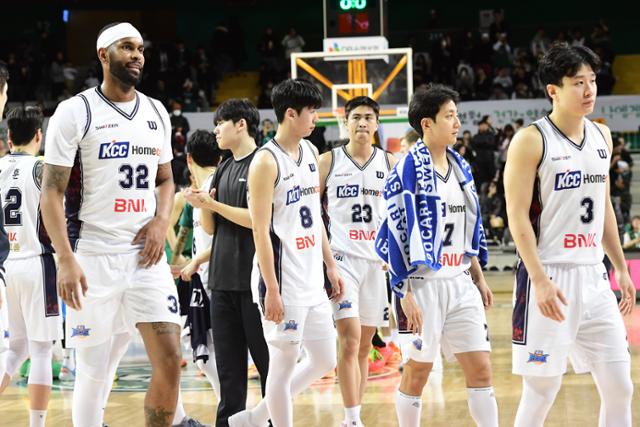 '주춤' KCC vs '상승세' 소노... 봄 농구 본격 경쟁 시작