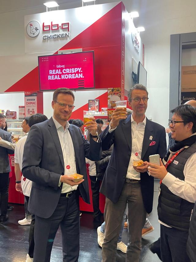 BBQ가 세계 최대 식음료 박람회인 ‘아누가(Anuga) 2025’에 지난해 10월 4일부터 8일까지 참가해 ‘K-치킨’을 알렸다. (사진제공=제너시스BBQ)