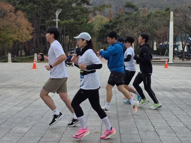 "노력한 만큼 보상받는 정직한 운동"… 2030은 왜 달리기에 빠졌나