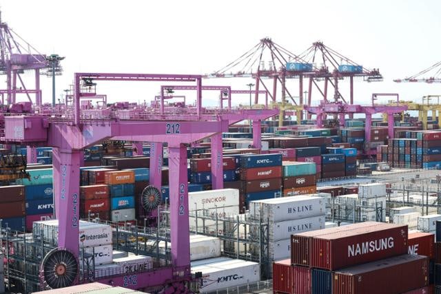 '반도체 덕' 1월 수출 두 자릿수 성장… 정부, 美 관세 인상 저지 총력전