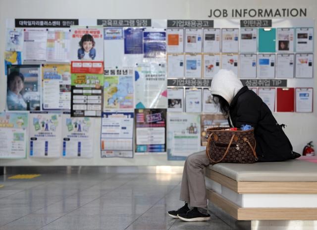 다시 취업하려니 힘드네, 1년 넘게 구직도 쉰 사람 10만 명 늘었다
