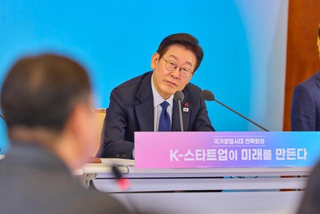 [사설] 이 대통령의 거침없는 SNS 소통… 과유불급 유념하길