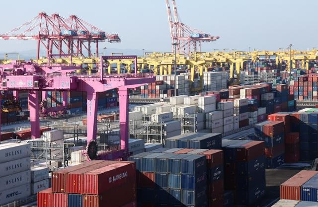 [사설] 반도체 의존 커지는 수출, 한쪽 날개론 높이 날 수 없다