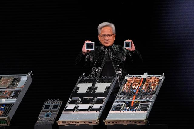 젠슨 황 엔비디아 최고경영자(CEO)가 지난달 5일 미 네바다주 라스베이거스 퐁텐블로 호텔에서 세계 최대 IT·전자 전시회 'CES 2026' 개막을 앞두고 열린 엔비디아 라이브에서 차세대 그래픽 처리장치 루빈 GP