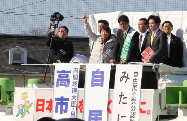 [르포] "다카이치 보고 싶어" 아이돌 뺨치는 인기에 유세장 긴 줄
