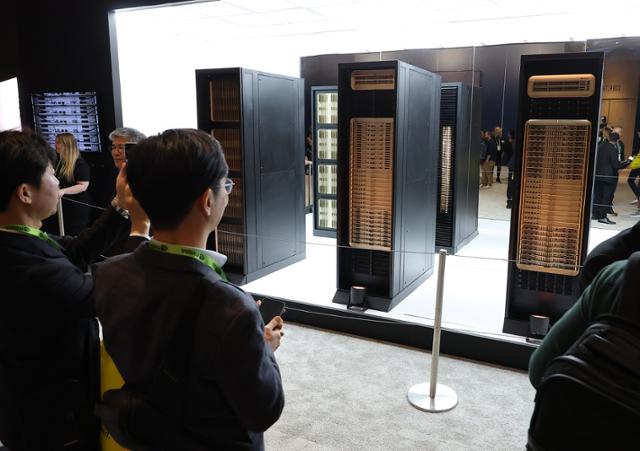 'CES 2026' 개막일인 1월 6일 미국 네바다주 라스베이거스 퐁텐블루 호텔 엔비디아 부스에 데이터센터에 들어갈 서버랙이 놓여 있다. 연합뉴스