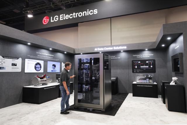 2일부터 미국 라스베이거스에서 열리는 공조 전시회 'AHR 엑스포 2026'의 LG전자 전시장에서 모델이 AI 데이터센터용 액체냉각 설루션 제품을 살펴보고 있다. LG전자 제공