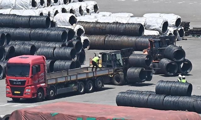 中 저가 공세·美 관세 장벽… K철강 '수출 절벽' 위기 탈출 전략 '상생'