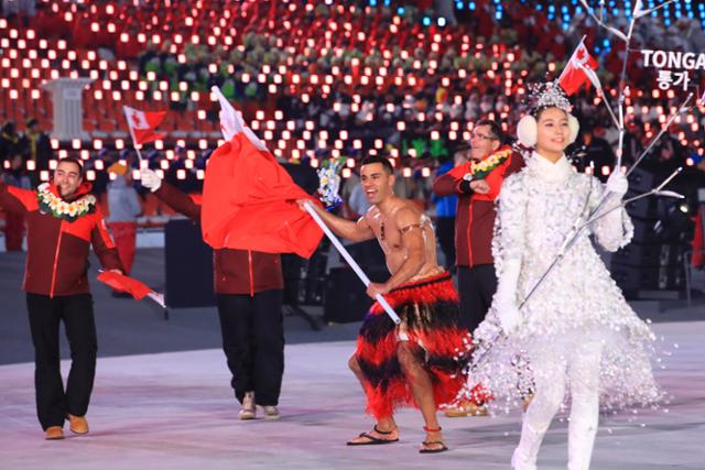 통가 '근육맨', 밀라노 올림픽 기수로... 강추위 속 또 웃통 벗을까?