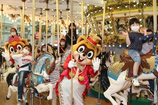 롯데월드, 장애인·시니어 줄 설 필요 없는 '온라인 우대 예매' 도입