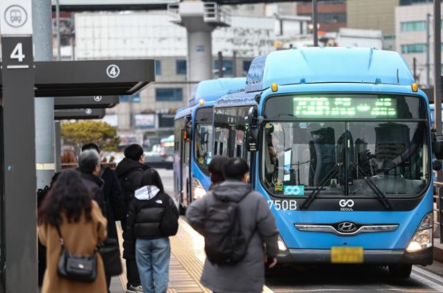 '파업 인력 제한이냐, 준공영제 수술이냐'… 서울 버스, 이번엔 제도 두고 '충돌'