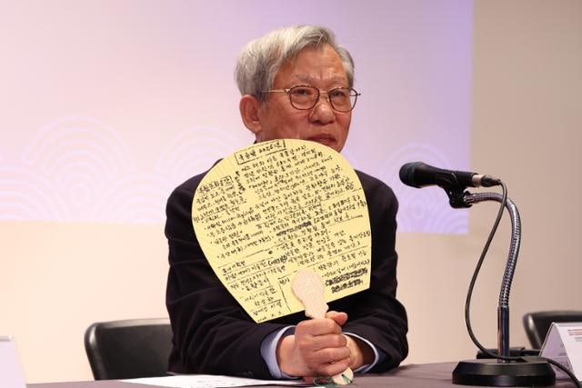 부채에 빼곡 메모한 유홍준 "내달 국중박 개관 30분 당겨 오픈런 해소"