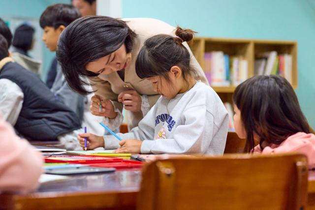 김혜경 여사가 11일 충북 청주 쌍샘자연교회를 찾아 생태·문화·돌봄 공동체를 일군 현장을 살펴보고 어린이들과 소통하고 있다. 대통령실 제공·뉴스1