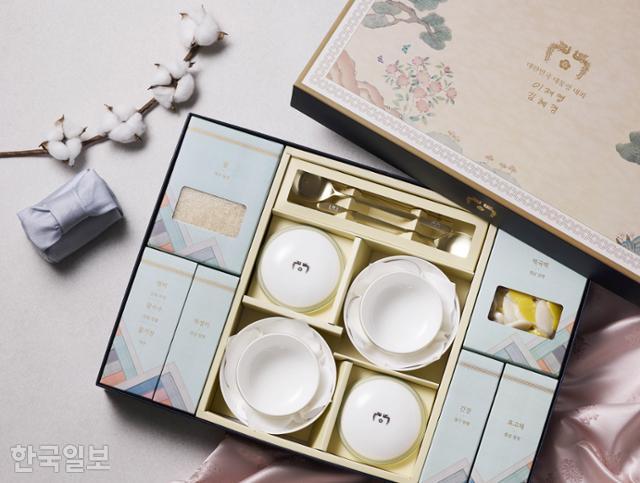 2026년 설 명절을 맞아 이재명 대통령이 우리 사회 각계각층에 설 선물을 전달했다. 설 선물은 그릇·수저 세트와 집밥 재료로 쌀과 잡곡, 떡국떡, 매생이와 표고채, 전통 간장을 준비했다. 청와대 제공