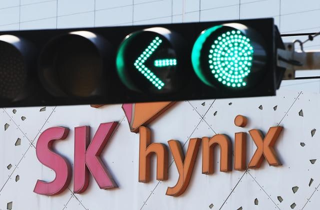 연봉 1억이면 1.5억 받는다… SK하이닉스, 2964% 파격 성과급