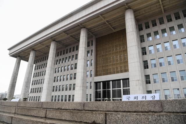 [사설] 개헌 상관없이 ‘12년 직무유기’ 국민투표법 개정해야