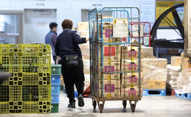 [사설] 대형마트 새벽배송 허용...시대 뒤떨어진 규제 철폐 마땅