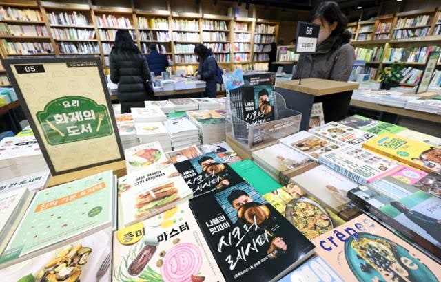 서점에는 가을마다 해외 도박 사이트에 들어가는 사람이 있다