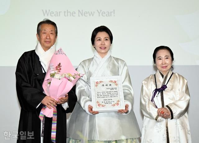 순방 때마다 '한복 외교'… 김혜경 여사, 한복 명예홍보대사 추대