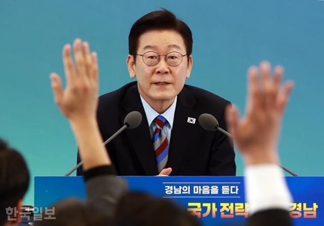 이 대통령 "아파트 한 평에 3억 말 되나"... 수도권 집값 과열 직격