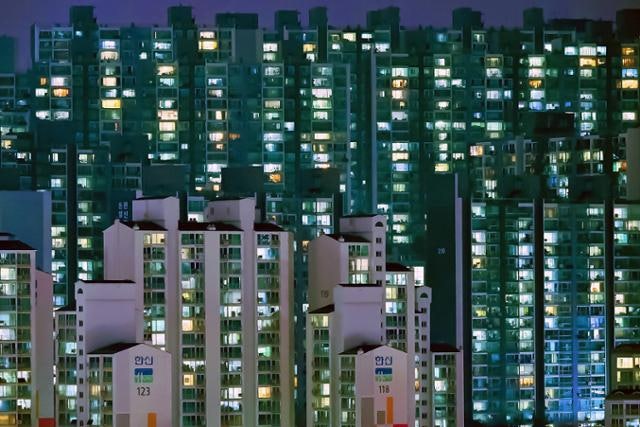 [포토 에세이] 어둠 속 불빛마다 소중한 기억들