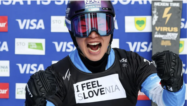 이상호가 1일 슬로베니아 로글라에서 열린 2025~26 국제스키연맹(FIS) 스노보드 월드컵 남자 평행 대회전 결승에서 극적으로 역전 우승한 뒤 기뻐하고 있다. 국제스키연맹 제공