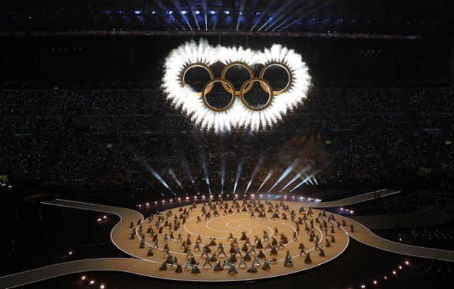 6일 밀라노 산시로 올림픽 스타디움에서 열린 2026 밀라노·코르티나담페초 동계올림픽대회 개회식에서 오륜기 로고 형태 조형물에서 불꽃이 터지고 있다. 밀라노=뉴스1