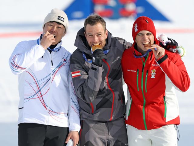 8일 이탈리아 리비뇨 스노파크에서 열린 2026 밀라노-코르티나담페초 동계올림픽 스노보드 남자 평행 대회전 결승 시상식에서 포즈를 취하고 있는 선수들. 왼쪽부터 김상겸(은) 베냐민 카를(금, 오스트리아), 테르벨 잠