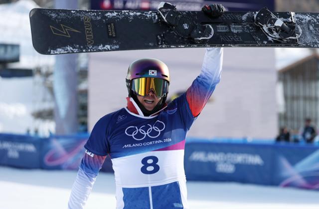 스노보드 김상겸이 8일 이탈리아 리비뇨 스노파크에서 열린 2026 밀라노·코르티나 담페초 동계올림픽 스노보드 남자 평행대회전 결승에서 은메달을 차지한 뒤 기뻐하고 있다. 리비뇨=뉴시스