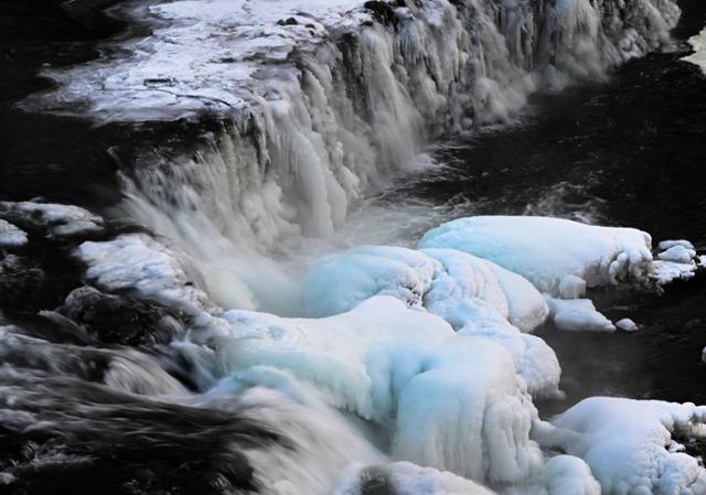 강원 철원군 직탕폭포가 강추위에 얼어붙어 있지만 얼음 틈 사이로 쉼 없이 물줄기가 흐르고 있다.