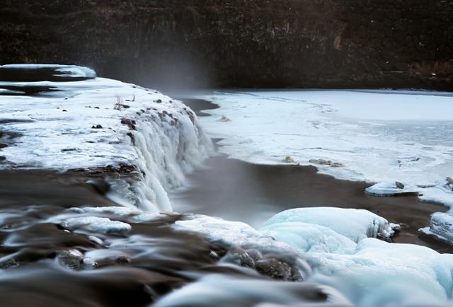 강원 철원군 직탕폭포가 강추위에 얼어붙어 있지만 얼음 틈 사이로 쉼 없이 물줄기가 흐르고 있다.
