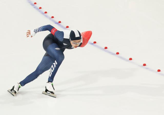 스피드스케이팅 이나현이 9일 이탈리아 밀라노 스피드스케이팅 스타디움에서 열린 2026 밀라노코르티나 담페초 동계올림픽 스피드스케이팅 1000m 여자 경기에서 질주하고 있다. 밀라노
