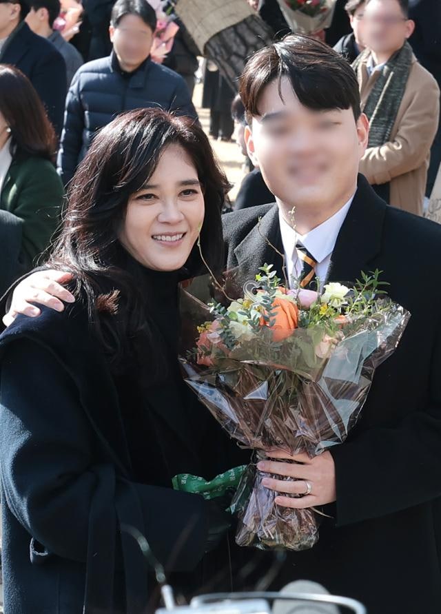 이부진, 아들 졸업식에서 '환한 미소'…축가도 따라 불러