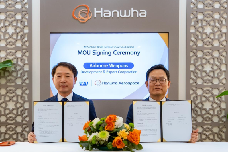 한화에어로-KAI, 장거리 공대공 미사일 포함 KF-21 탑재 무기 개발 힘 모... - 뉴스 썸네일 이미지