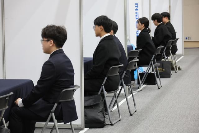 취업자 증가폭 13개월 만에 최소...청년 고용률 코로나 이후 최저