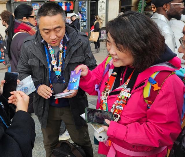 선수도 관광객도 "교환할래요?"… 지금 밀라노에선 '핀' 수집 중