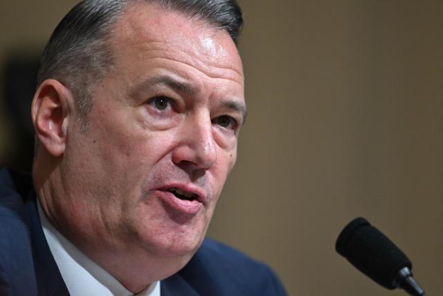 토드 라이언스 미 이민세관단속국(ICE) 국장 직무대행이 10일 미국 워싱턴 국회의사당에서 열린 하원 국토안보위원회 청문회에서 질의에 답변하고 있다. 워싱턴=AFP 연합뉴스