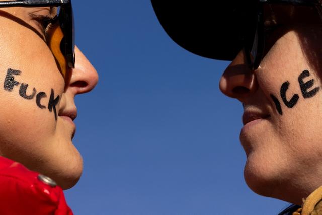 지난달 31일 미국 콜로라도주 덴버의 라 알마 링컨 공원에서 이민 단속 요원에 의한 총격 사건에 항의하는 시위 참가자들이 얼굴에 페인트로 이민세관단속국(ICE)을 규탄하는 내용을 담고 시위에 참여하고 있다. 덴버=로