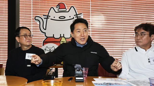 오세훈 서울시장이 11일 서울 동작구 노량진 만나로 상권에 위치한 한 음식점에서 상인들과 대화하고 있다. 뉴시스