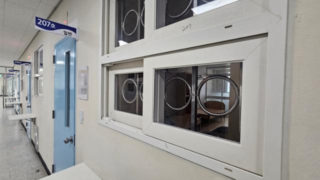 "평범한 일상, 돌아서면 우울감"… 담장 안 설 맞는 10대의 눈물