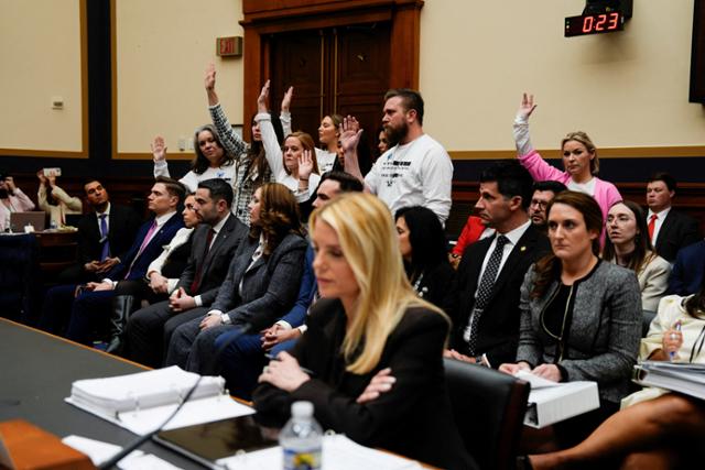 팸 본디 미국 법무장관이 11일 워싱턴 국회의사당에서 열린 하원 법사위원회 청문회에 출석해 있는 가운데, 미국 억만장자 성범죄자 제프리 엡스타인 사건의 피해자들이 흰 옷을 입은 채 댄 골드먼(뉴욕·민주) 하원의원의