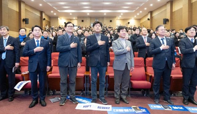 이 대통령 측근 김용 출판기념회에 여권 총출동… 서울시장 후보군과 '대담'