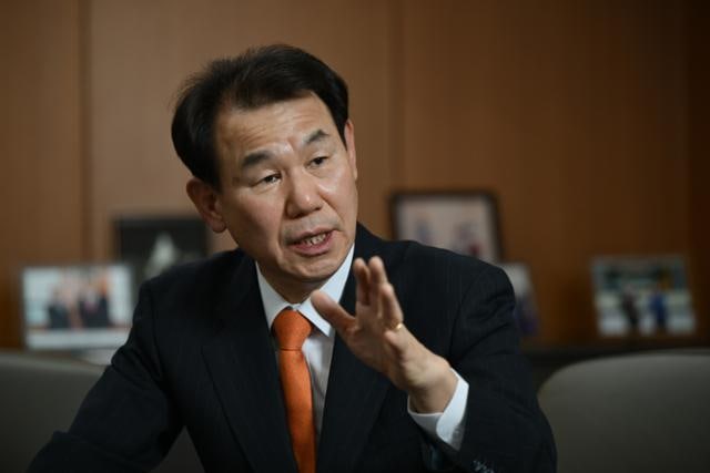 "韓 시총 美 19분의 1인데 상장사 수는 절반… 부실기업 퇴출 속도 낼 것"