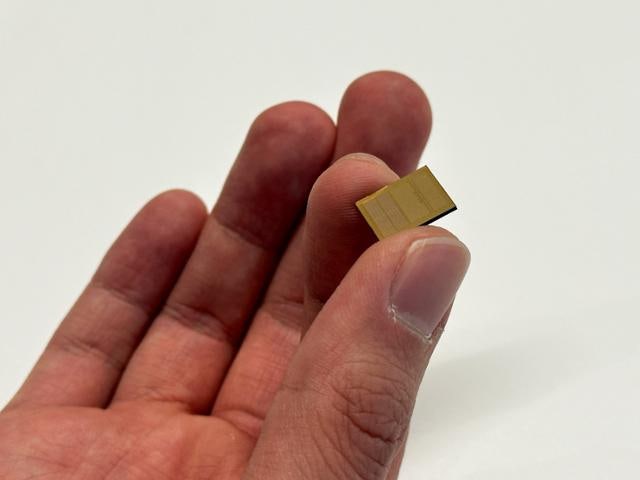 HBM '포장'으로 무어의 법칙 넘는다... 관건은 '하이브리드 본딩'