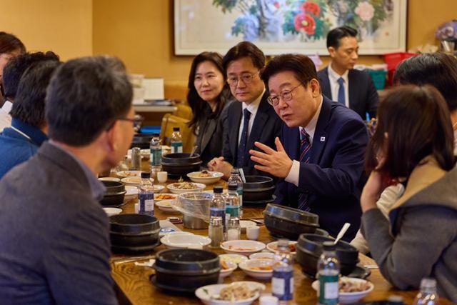 "다주택 대출 연장 공정하냐"… 이 대통령, 규제 형평성 지적에 두 팔 걷었다