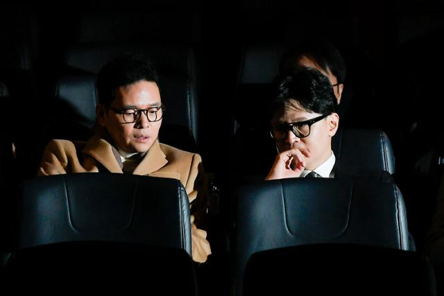 한동훈 전 국민의힘 대표가 윤리위 제명 권고 결정 이후 첫 공개 행보에 나선 1월 28일 서울 영등포 CGV에서 열린 김영삼 전 대통령을 재조명한 다큐멘터리 영화 시사회에 참석해 박정훈 의원과 이야기를 나누고 있다.