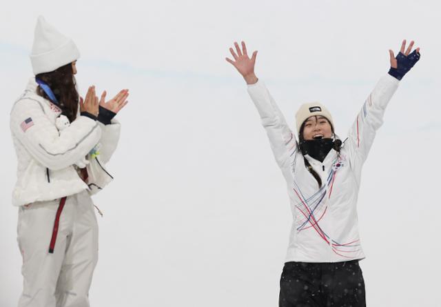 클로이 김(왼쪽)이 12일 이탈리아 리비뇨 스노파크에서 열린 2026 밀라노-코르티나담페초 동계올림픽 스노보드 여자 하프파이프 결승에서 금메달을 따낸 최가온을 바라보며 박수치고 있다. 리비뇨=연합뉴스