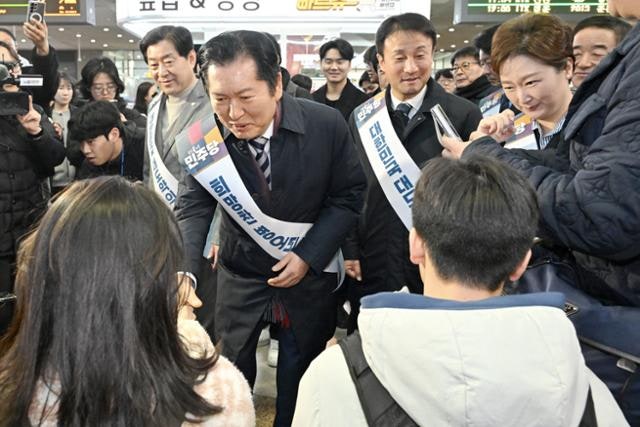 [사설]  '초딩' 공방이나 벌이는 여야, 설 민심 새겨듣길