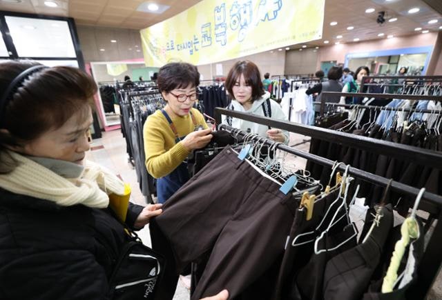 "교복값이 60만 원?" 논란 뒤엔... '정복 대신 생활복' 변화 있었다