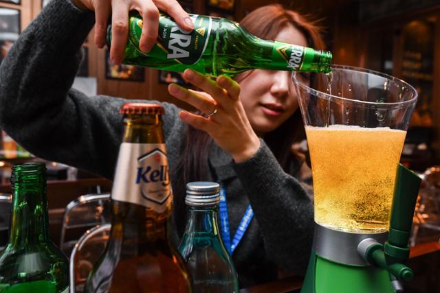 강혜지 하이트진로 주임이 지난달 27일 서울 강남구 깐부치킨 삼성점에서 테라 소맥타워를 이용해 소맥 제조 시연을 하고 있다. 강 주임은 "소맥타워를 이용하면 훨씬 부드러운 소맥의 맛을 느낄 수 있다"고 설명했다. 윤